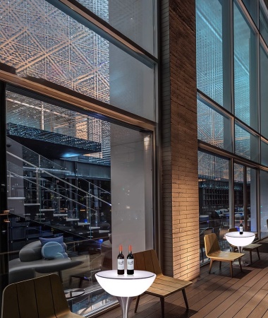 Стол светящийся квадратный на металическом основании 60х60х96